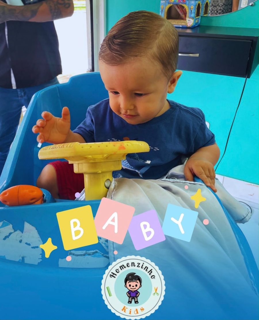 Bebê cortando cabelo na cadeirinha em formato de carrinho